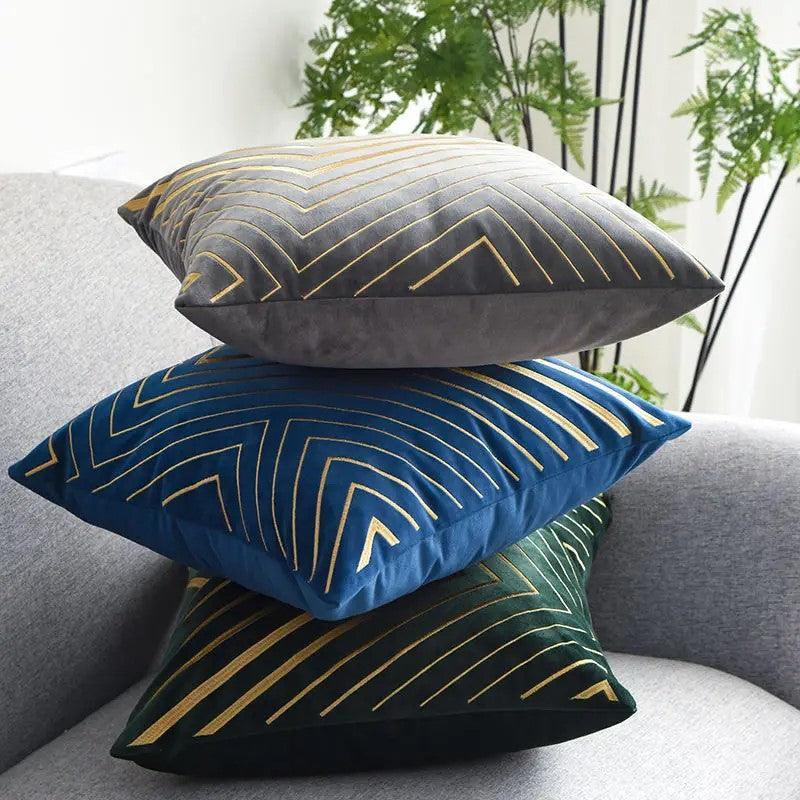 Decorative velvet cushion cover with blue and green colors and gold embroidered stripes, 45x45 cm.