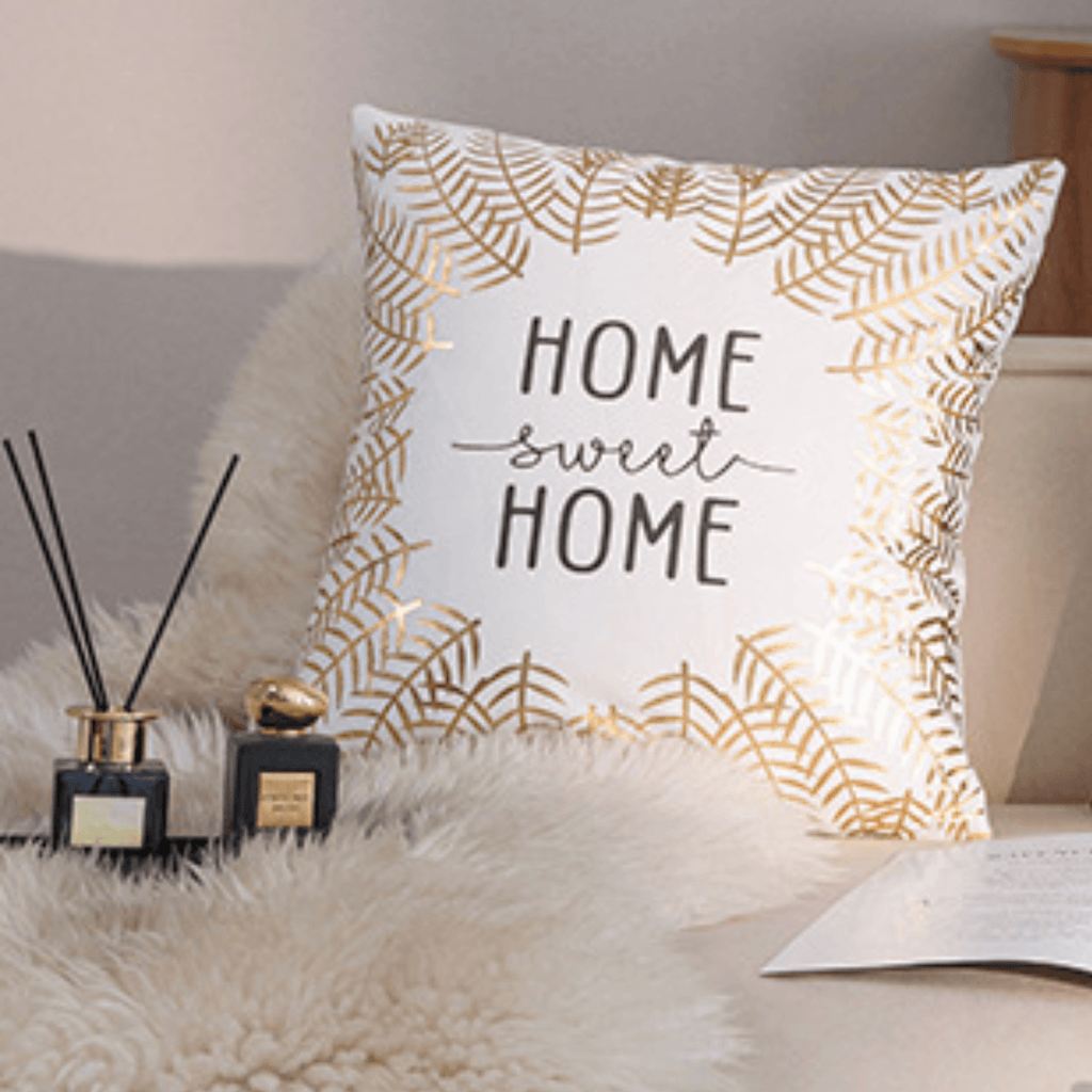 White velvet cushion cover with 'Home Sweet Home' print, decorative pillowcase measuring 45x45 cm.