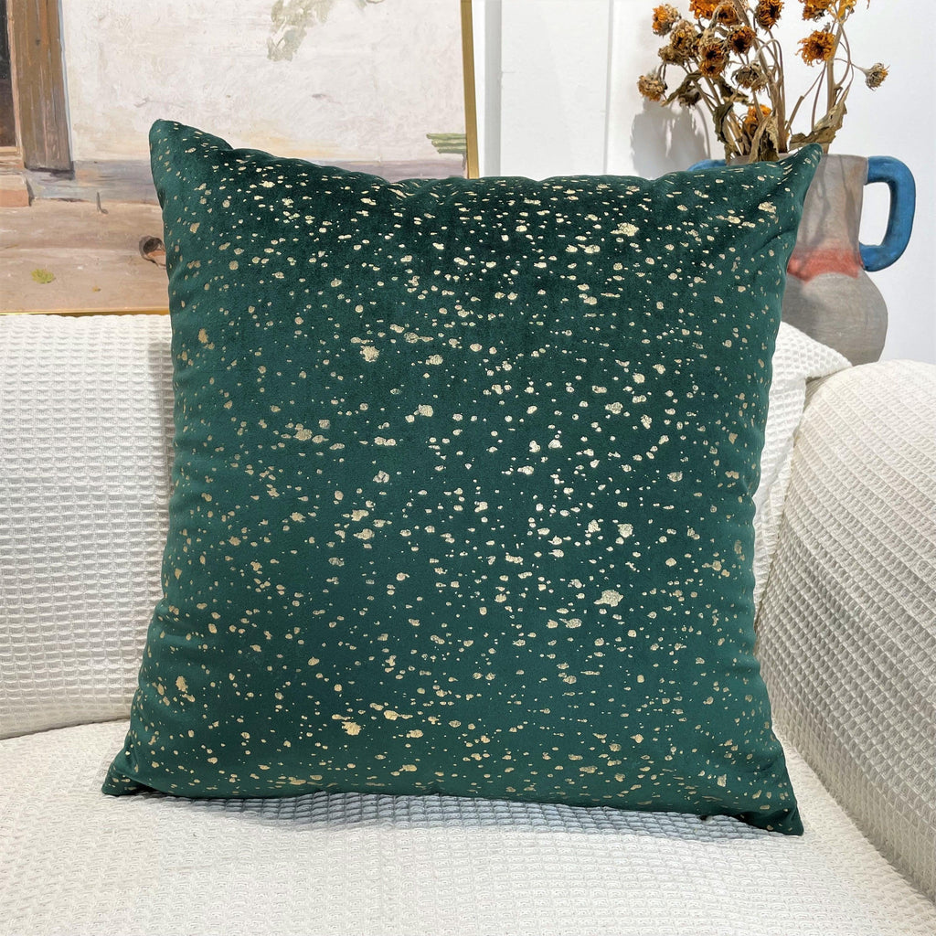 Green velvet cushion cover with gold stamp dots, luxury decorative pillowcase measuring 45x45 cm.